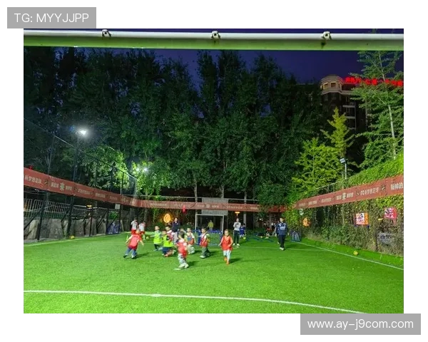 小球场热血拼搏激情四射为足球梦想呐喊助威共燃青春